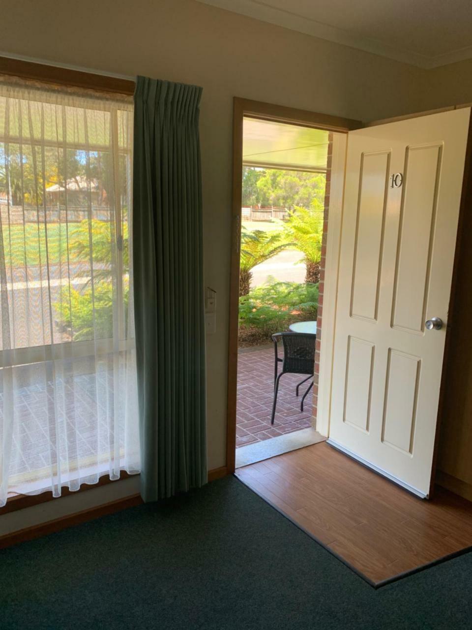 Arthur Phillip Motor Inn Коув Экстерьер фото